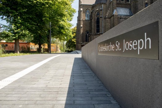 Willich (DE), Grabeskerk St. Josef, Umbriano Grijs-antraciet gemarmerd.