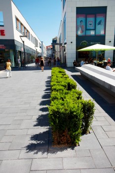 Ingelheim (DE), Neue-Mitte, Umbriano Grijs-antraciet gemarmerd.