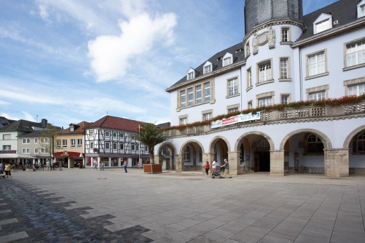 Menden (DE), Stadhuis voorplein, Umbriano Granietbeige gemarmerd.