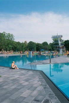 Paderborn (DE), Rolandsbad, Umbriano Grijs-antraciet gemarmerd.