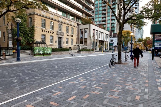 Toronto (CA), Yorkville Streetscape, Umbriano Objectkleur gemarmerd.